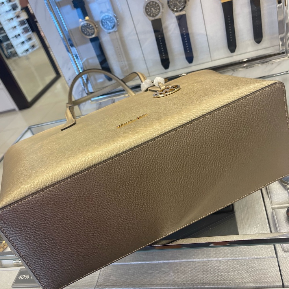MICHAEL KORS Arden Large Metallic Top-Zip Shoulder Tote Bag
Pale Gold 
NWT - Picture 10 of 16